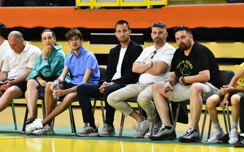 Šime Erlić i Ante Ćurković bodre košarkaše Zadra u Splitu