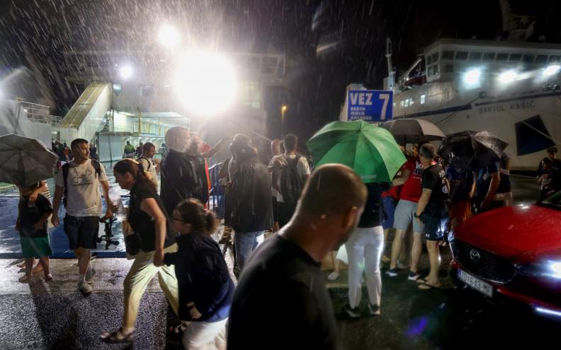 VIDEO Pogledajte reakciju spašenih putnika s katamarana: 'Samo pozitiva'