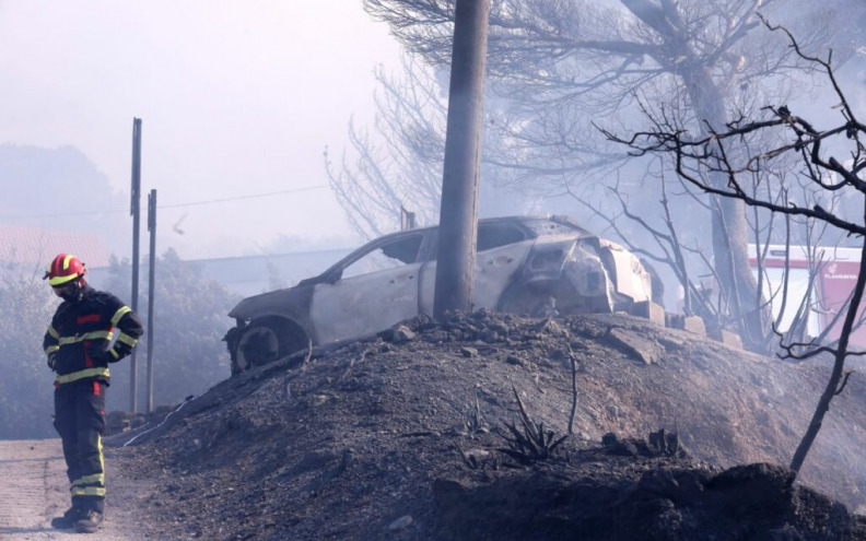 Pet protupožarnih aviona, dva broda i dvije gumene brodice HRM-a na požarištima u Dalmaciji