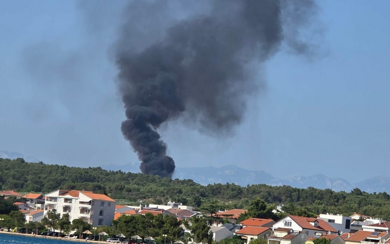 Gori deponij u Diklu