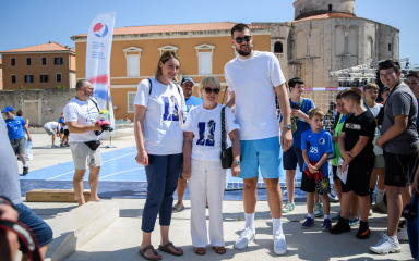 [FOTO] Veliki odaziv na Poluotoku: Sportske zvijezde s djecom u čast Kreši Ćosiću