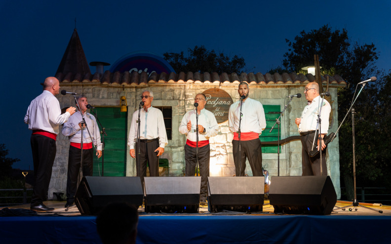 U Povljani održan 22. Susret klapa