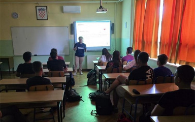 Policijski službenici educirali učenike o štetnostima alkohola te kaznenim i prekršajnim odredbama