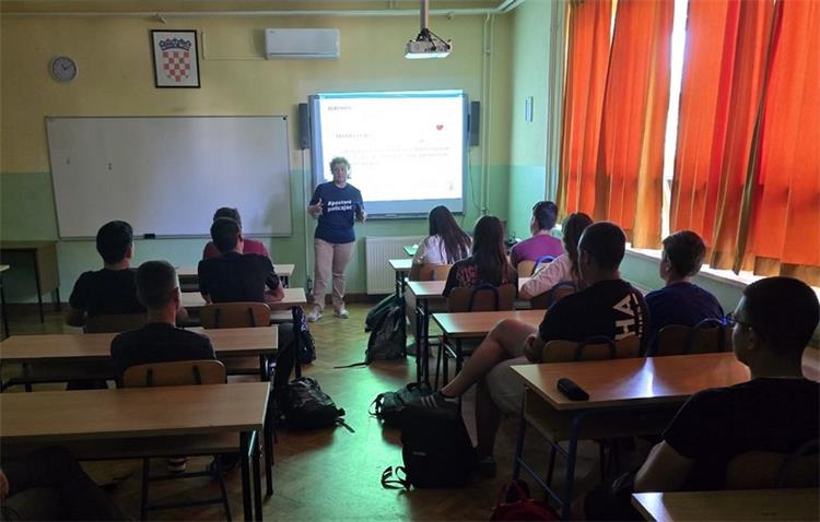 Policijski službenici educirali učenike o štetnostima alkohola te kaznenim i prekršajnim odredbama