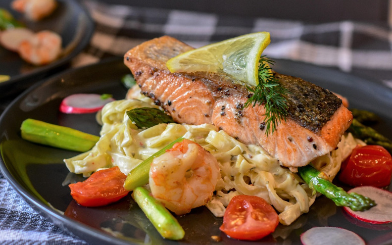 Isprobajte tjesteninu s lososom i pečenim rajčicama