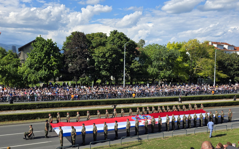 Donošenjem zastave s kninske tvrđave započela svečanost povodom 30. obljetnice Oluje