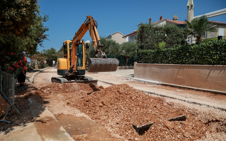 LJETOVANJE U PRAŠINI Radovi na Krešimirovoj obali ogorčili domaće iznajmljivače: 'Sve skupa je užas!'