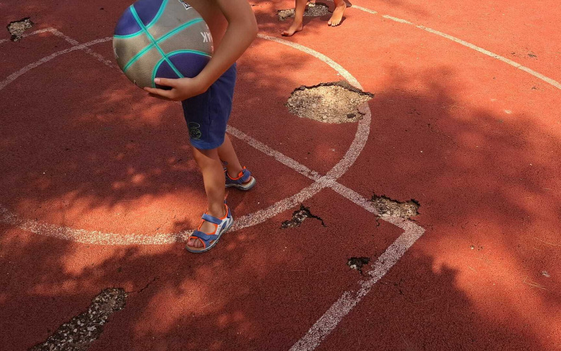 Zabrinuti roditelji ukazuju na opasne rupe na Višnjiku, direktor najavljuje radove