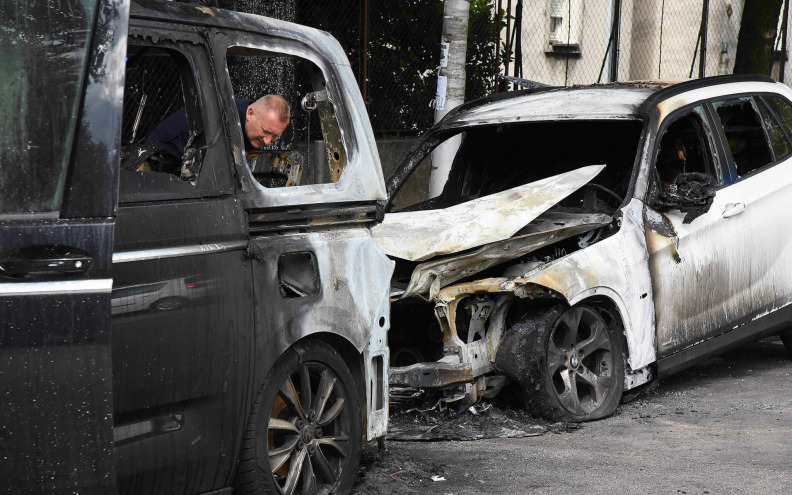 Vatra progutala dva automobila u Rijeci