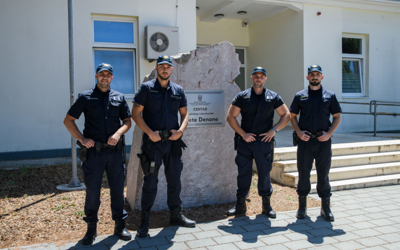 Ovi mladi, hrabri policajci spasili su četveročlanu obitelj iz goruće kuće: 'Bilo je nemoguće išta vidjeti...'