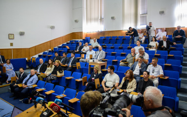 BURNO NA SJEDNICI: ‘Građevinari to zakamufliraju i bacaju ga s ostalim otpadom’