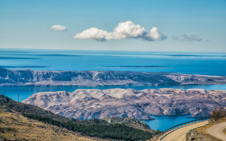 Na ovom velebitskom vrhu uživajte u spektakularnom pogledu na Pag