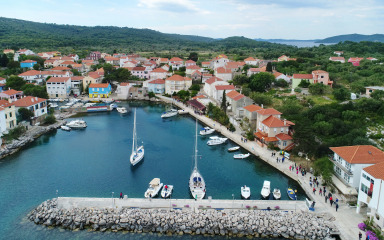 U Božavi pati nautički turizam: Nema tko naplatiti vez u lokalnoj lučici