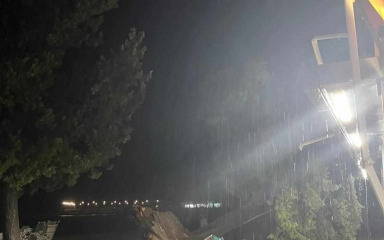 Snažno nevrijeme pogodilo Zadarsku županiju, u Biogradu rušilo stabla i dizalo krovove