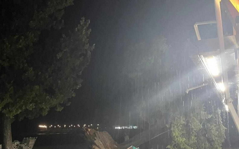 Snažno nevrijeme pogodilo Zadarsku županiju, u Biogradu rušilo stabla i dizalo krovove