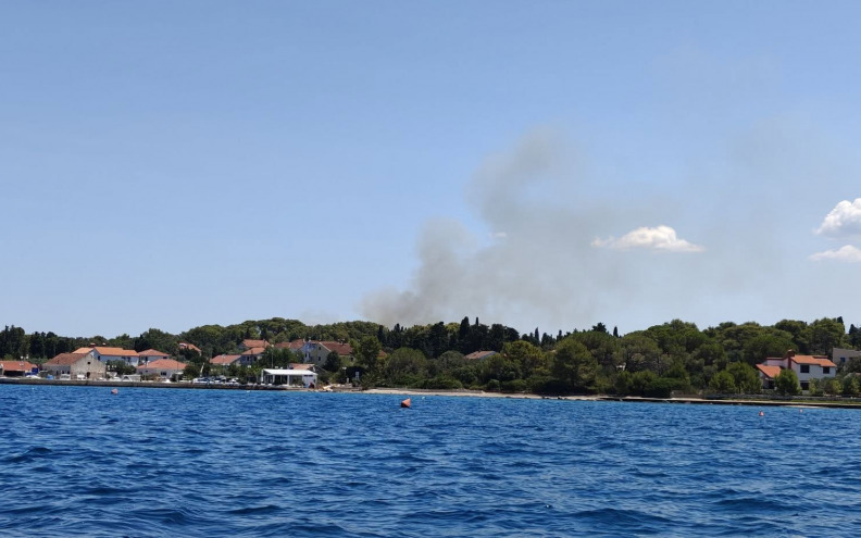 Izbio požar na području Sušice, gase ga vatrogasci i kanaderi