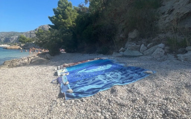 Prizor s jedne plaže u Dalmaciji izazvao brojne komentare: ‘Dobro jorgan nisu stavili’