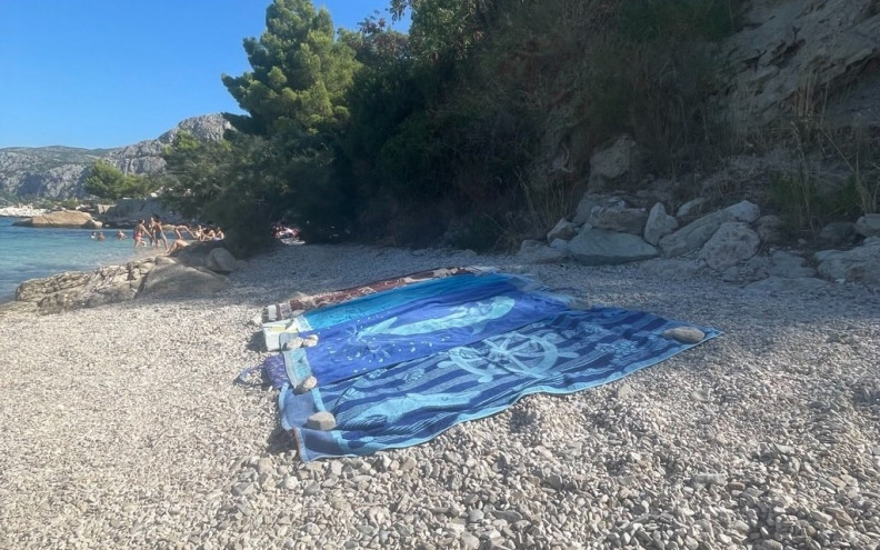 Prizor s jedne plaže u Dalmaciji izazvao brojne komentare: 'Dobro jorgan nisu stavili'