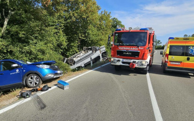 Auti sletjeli s ceste na Krku, vatrogasci izvlačili osobu iz smrskanog vozila