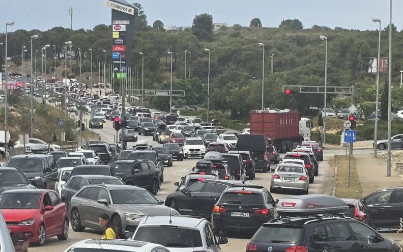 'BILI I JEDVA IZIŠLI' Fotka jučerašnje gužve kod Supernove izazvala reakcije: 'Indija je mala beba za ovo'