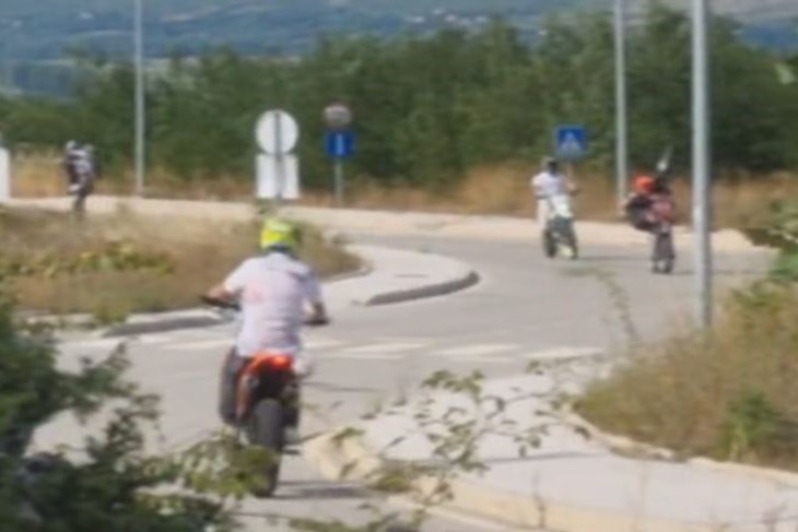 VIDEO Divljaju automobilima i motorima, mještani ogorčeni: 'Djeca se boje, životinje uznemireno reagiraju...'