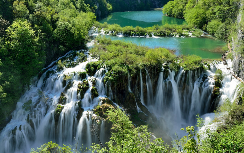 Vlakić koji vozi po Plitvičkim jezerima sletio s ceste, šestero ozlijeđenih