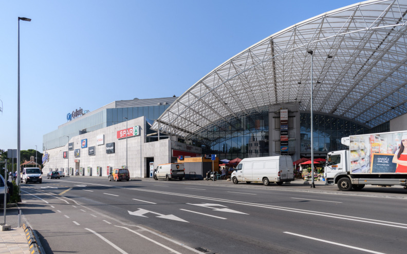 Motociklist teško ozlijeđen u nesreći u Zadru podlegao ozljedama