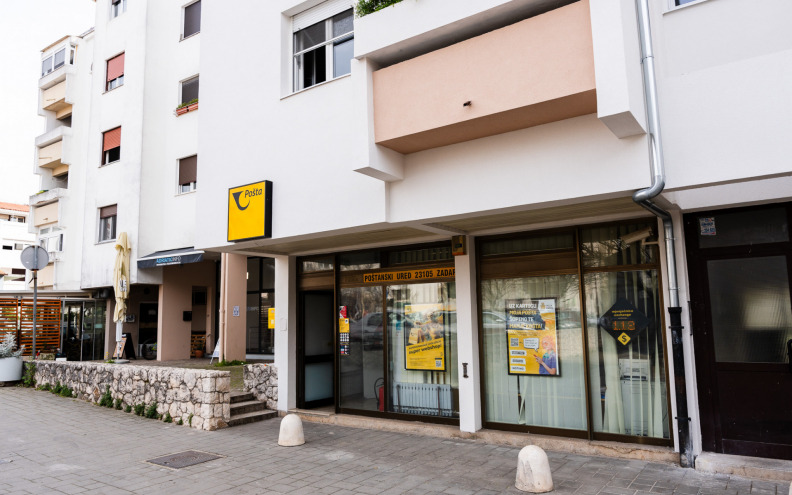 Zadarski policajci iz kuće zahvaćene požarom spasili četveročlanu obitelj!