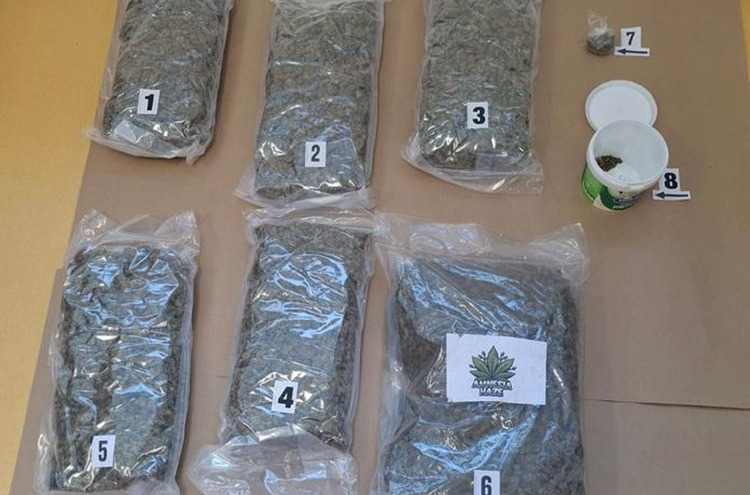 Kod dilera na Ugljanu pronađeno nekoliko kilograma raznih droga!