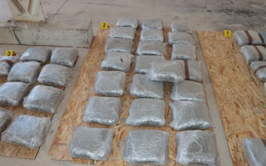 Šibenska policija na A-1 zaustavila teretno vozilo u kojem je pronađeno više od 82 kilograma marihuane