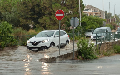 Zbog nevremena u Zadarskoj županiji 30 vatrogasnih intervencija! Srušena stabla i poplavljene prizemnice