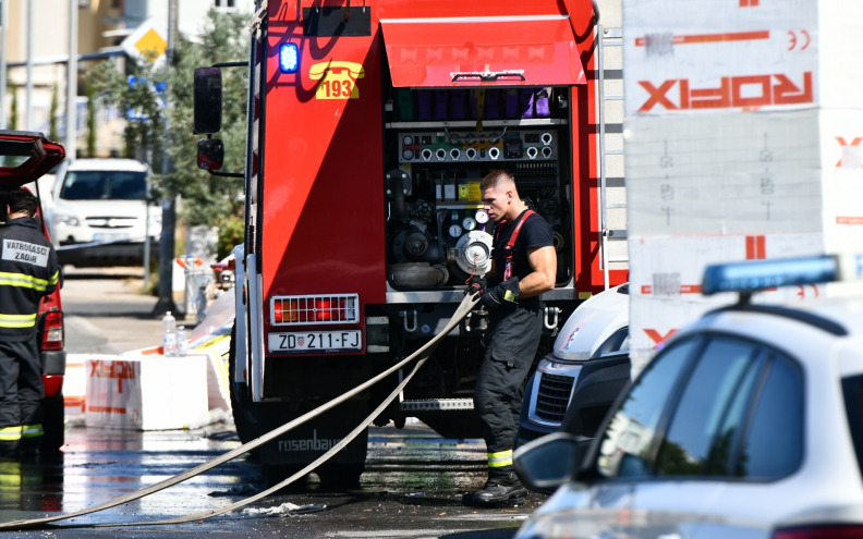 FOTO Nema više otvorenog plamena na požarištu u poduzetničkoj zoni na Novom Bokanjcu