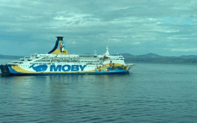 Pred Split dotegljen talijanski brod pun panela s azbestom