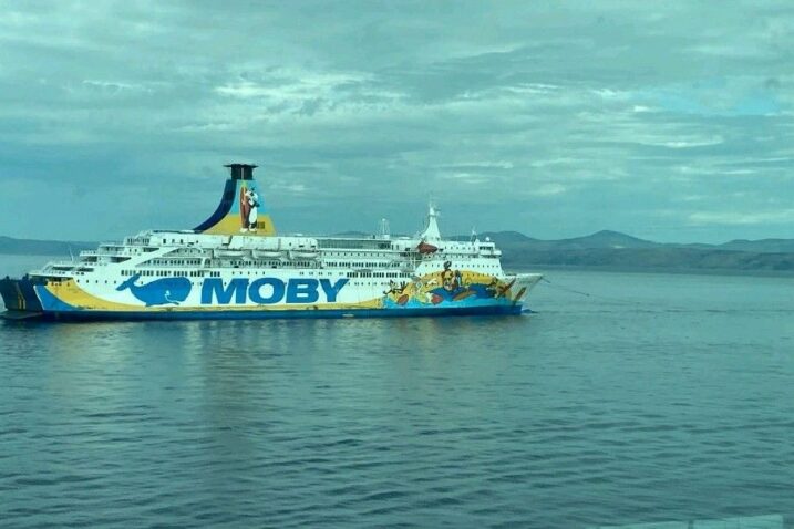 Pred Split dotegljen talijanski brod pun panela s azbestom