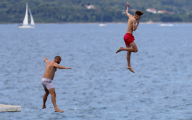 FOTO Mnogi spas od vrućine potražili u moru, evo kako je bilo na Kolovarama