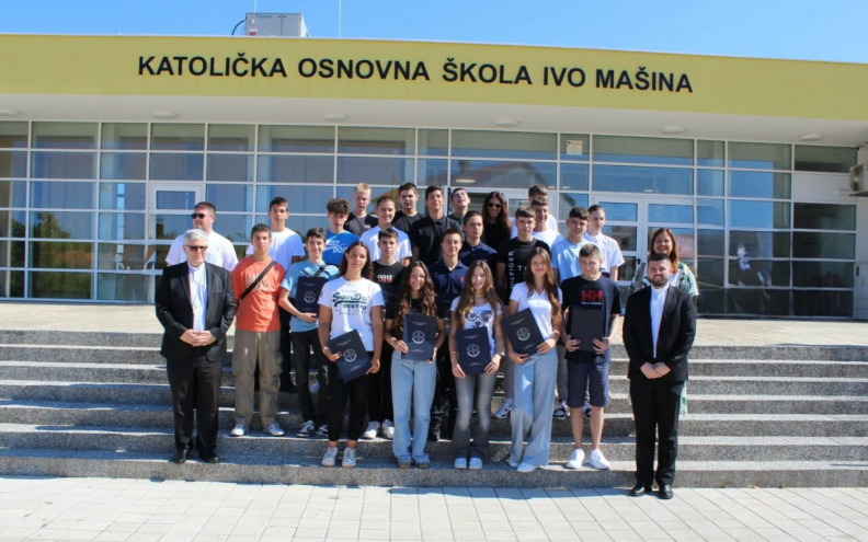 Prva generacija osmaša Katoličke osnovne škole Ivo Mašina u Zadru primila svjedodžbe