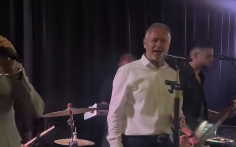 Thompson iznenadio mladence i par dana nakon Hipodroma zapjevao na svadbi, pogledajte video