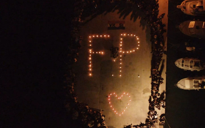 [FOTO] Stotine baklji obasjalo vrško nebo za poginulog Filipa (13)