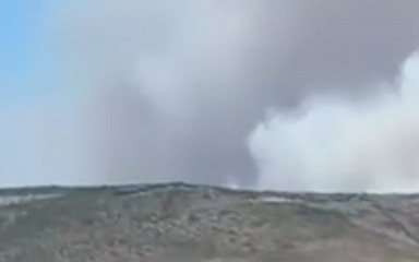 VIDEO Buktinja u Đevrskama! U tijeku je gašenje požara, dignuti kanaderi