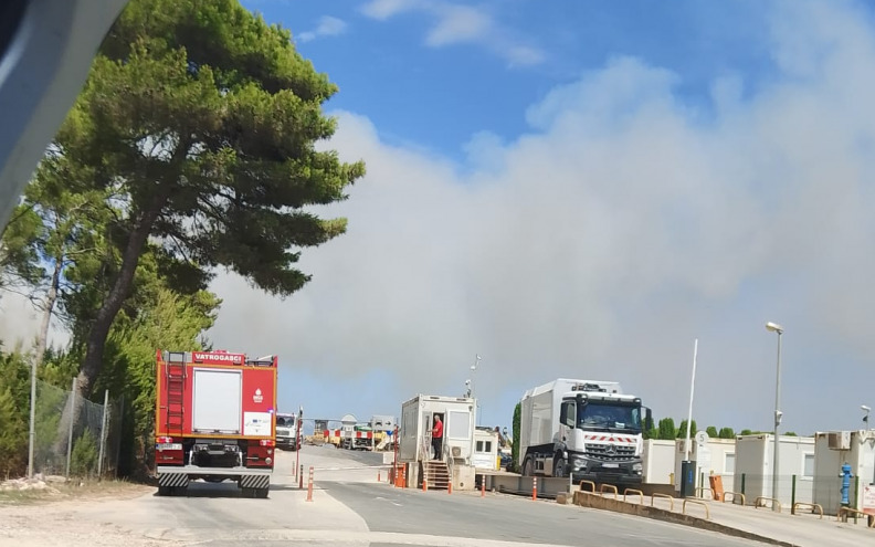 [FOTO/VIDEO] Izbio požar na deponiju u Diklu
