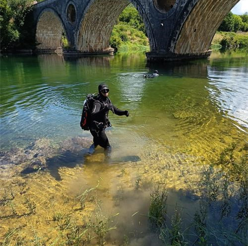 Ronioci zadarske policije izronili ručne bombe i streljivo