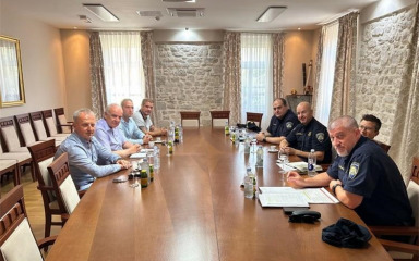 Održan radni sastanak predstavnika zadarske policije s predstavnicima Grada Nina, Općina Privlaka, Vir i Vrsi