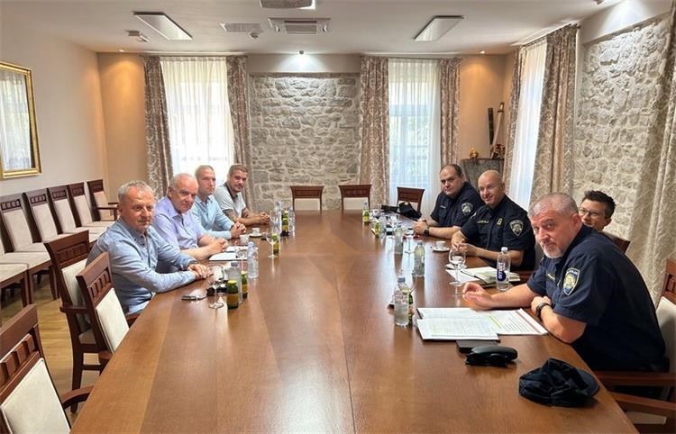 Održan radni sastanak predstavnika zadarske policije s predstavnicima Grada Nina, Općina Privlaka, Vir i Vrsi