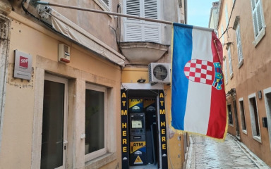 Zastava ispred zadarskog SDP-a zauzima pola ulice