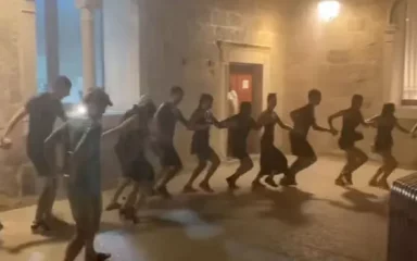 OVAJ VIDEO JE HIT! Ni jaka kiša nije zaustavila karnevalsko kolo na Pagu, pogledajte hit snimku