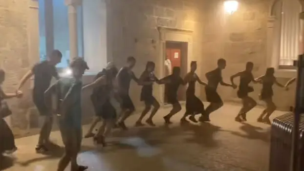 OVAJ VIDEO JE HIT! Ni jaka kiša nije zaustavila karnevalsko kolo na Pagu, pogledajte hit snimku