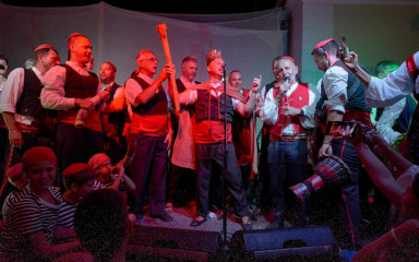 Nećete vjerovati što novi ‘kralj’ na Ižu mora napraviti pred cijelim selom!