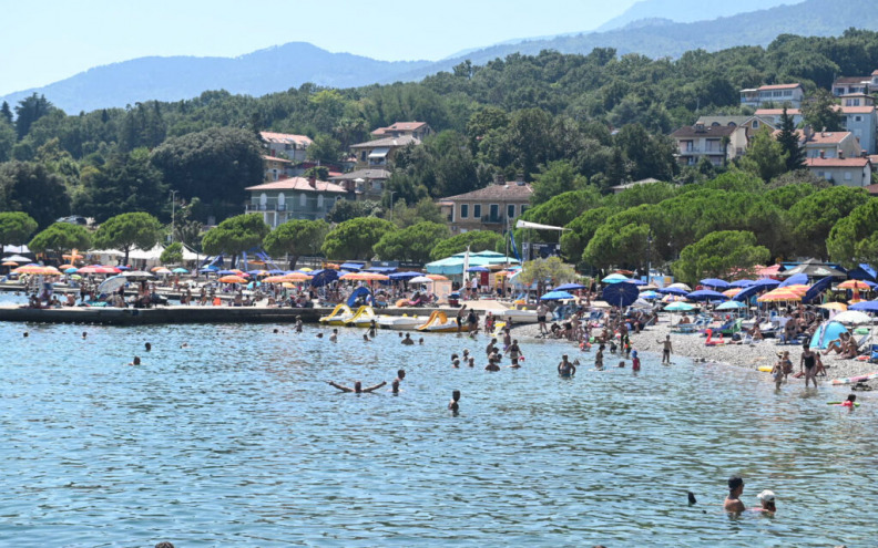 KUPAČI SU UZNEMIRENI Bijela prljava pjena u moru, plivaju fekalije