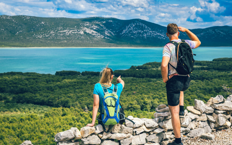Ovaj prekrasni vidikovac ima pogled na Kornate, Vransko jezero i Jadransko more