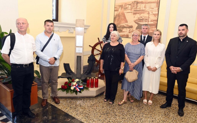 Jadrolinijini pomorci odali počast tragično poginulim kolegama s 'Lastova'